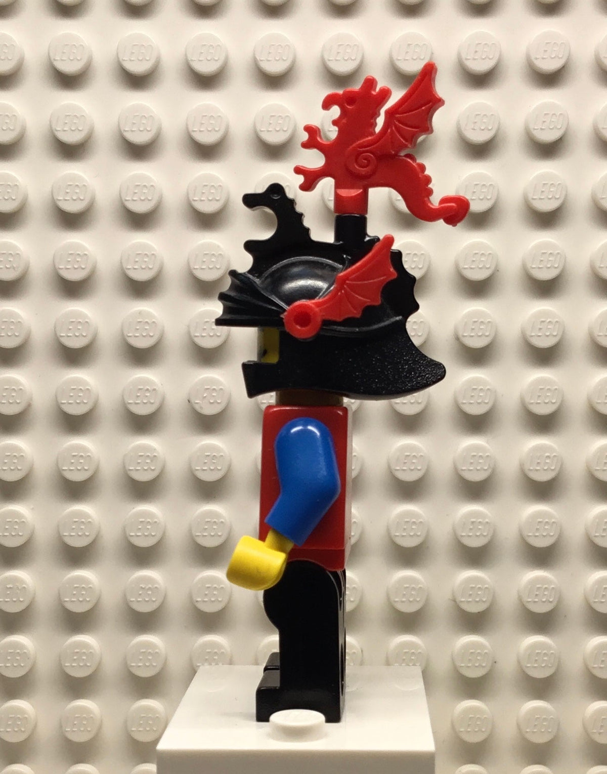 Dragon Knights, Knight 2, Black Legs with Red Hips, Black Dragon Helmet, Red Plumes, cas017a