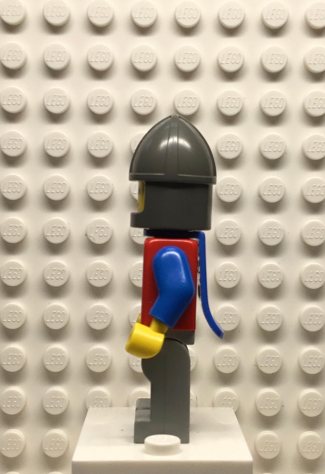 Crusader-Lion, Light Gray Legs, Dark Gray Chin-Guard, Blue Plastic Cape, cas116