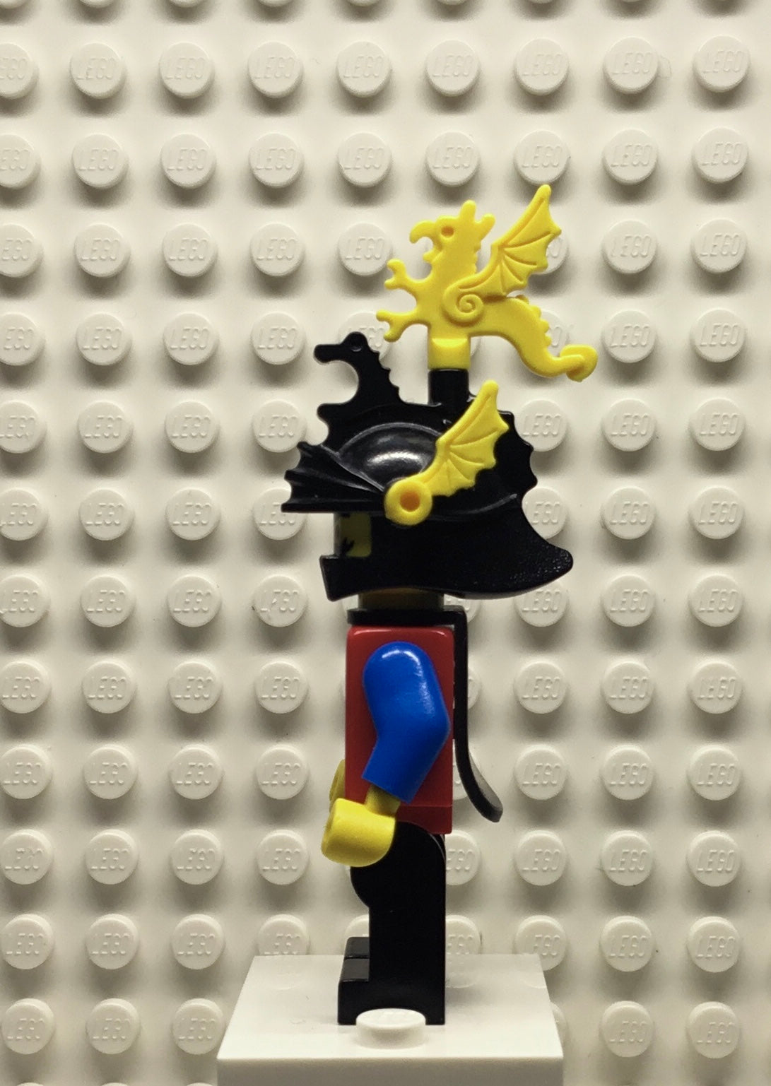 Dragon Knights, Knight 2, Black Legs with Red Hips, Black Dragon Helmet, Yellow Plumes, Black Plastic Cape, cas018a
