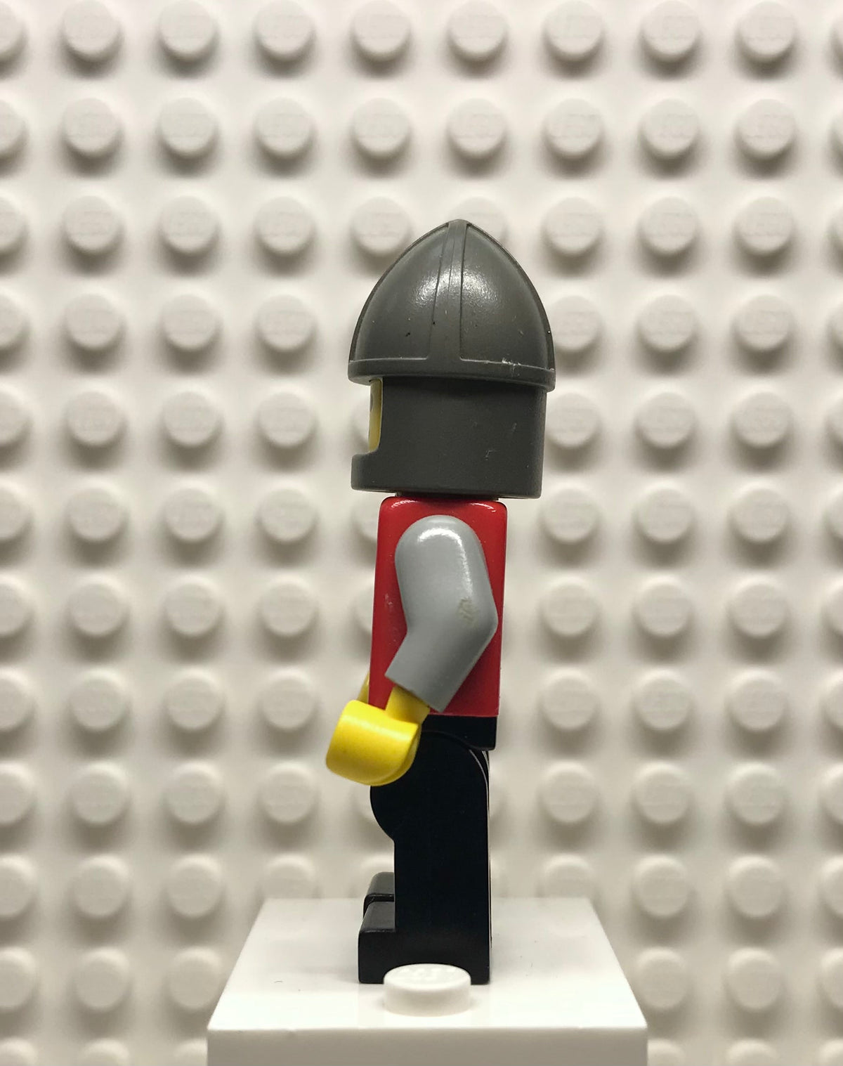 Classic Knight, Shield Red/Gray, Black Legs, Dark Gray Chin-Guard, cas002