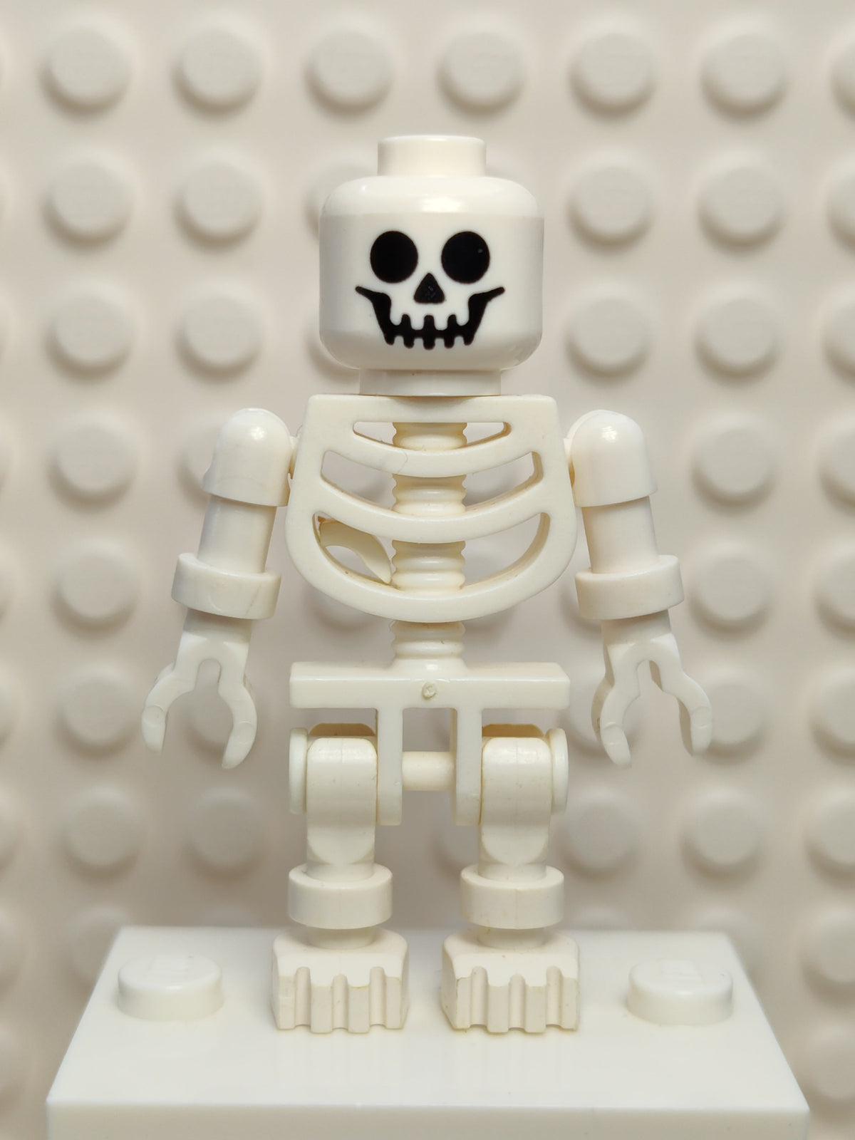 Skeleton - Standard Skull, Floppy Arms, gen001 - LEGO® Castle