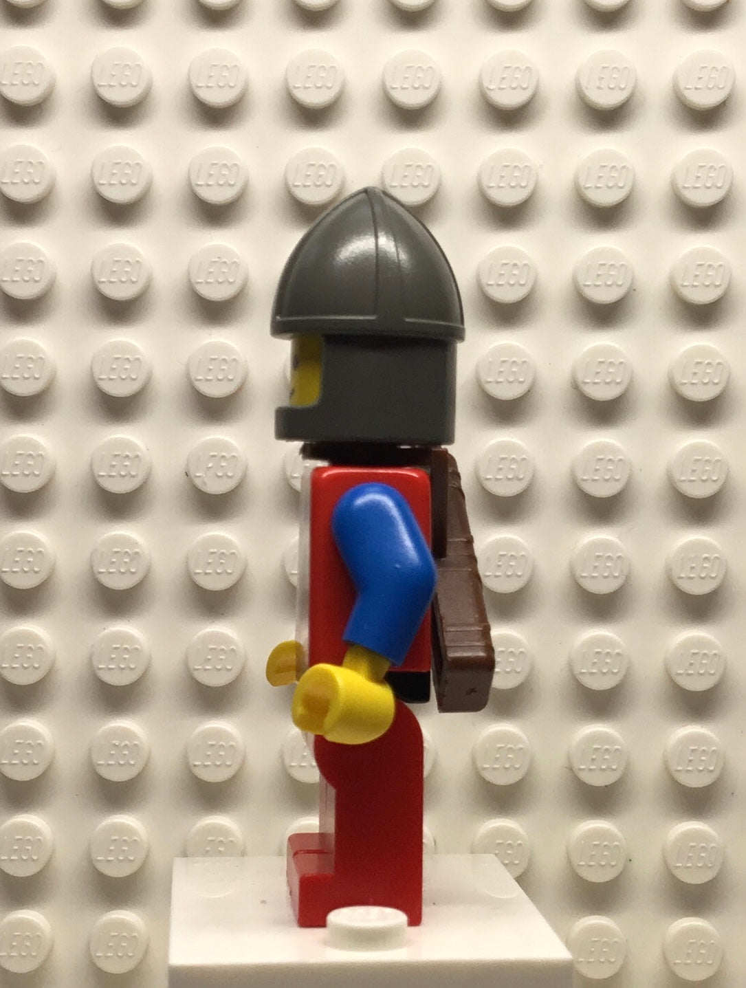 Crusader Lion - Red Legs with Black Hips, Dark Gray Chin-Guard, Quiver, cas119a