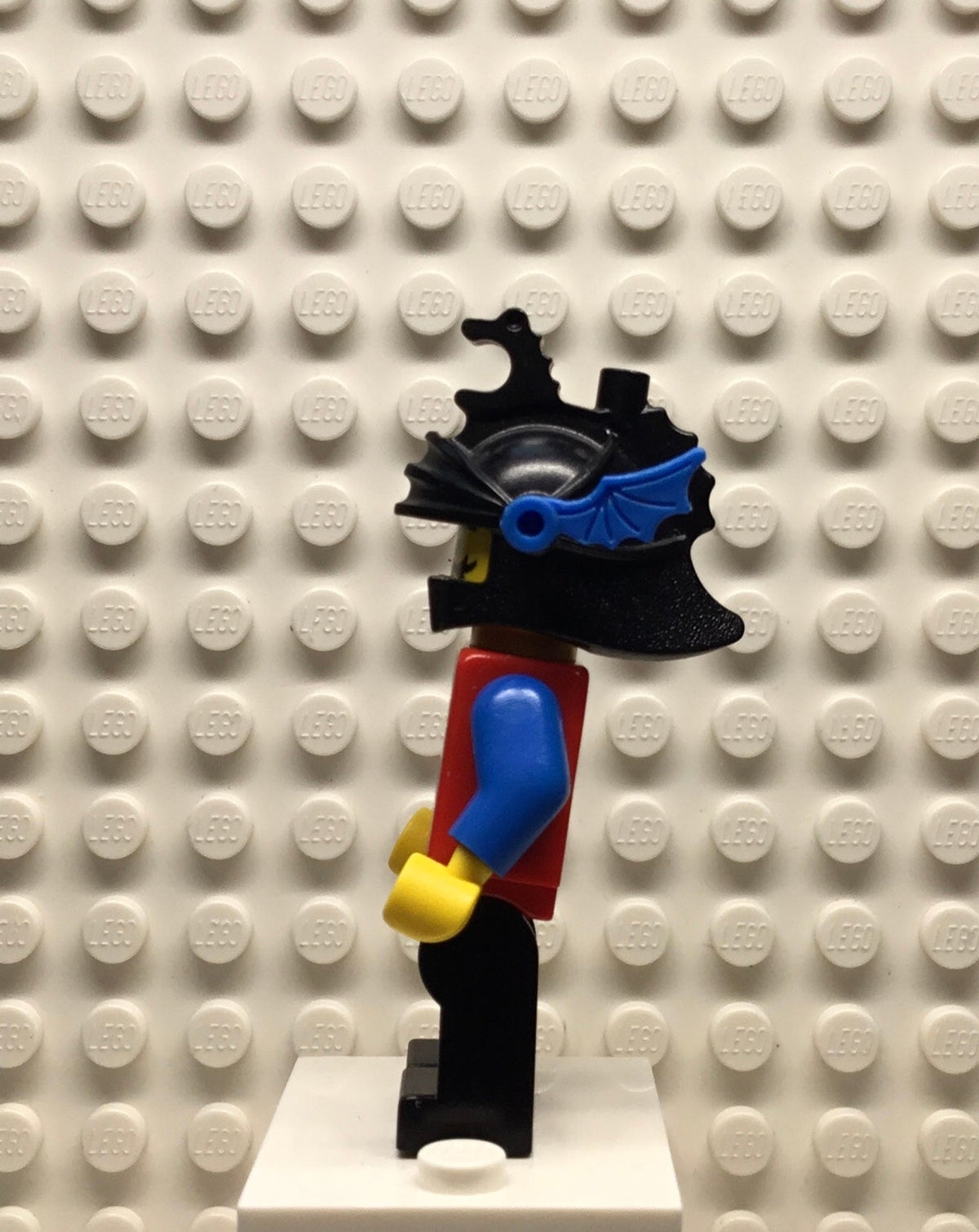Dragon Knights, Knight 2, Black Legs with Red Hips, Black Dragon Helmet, Blue Plumes, cas015