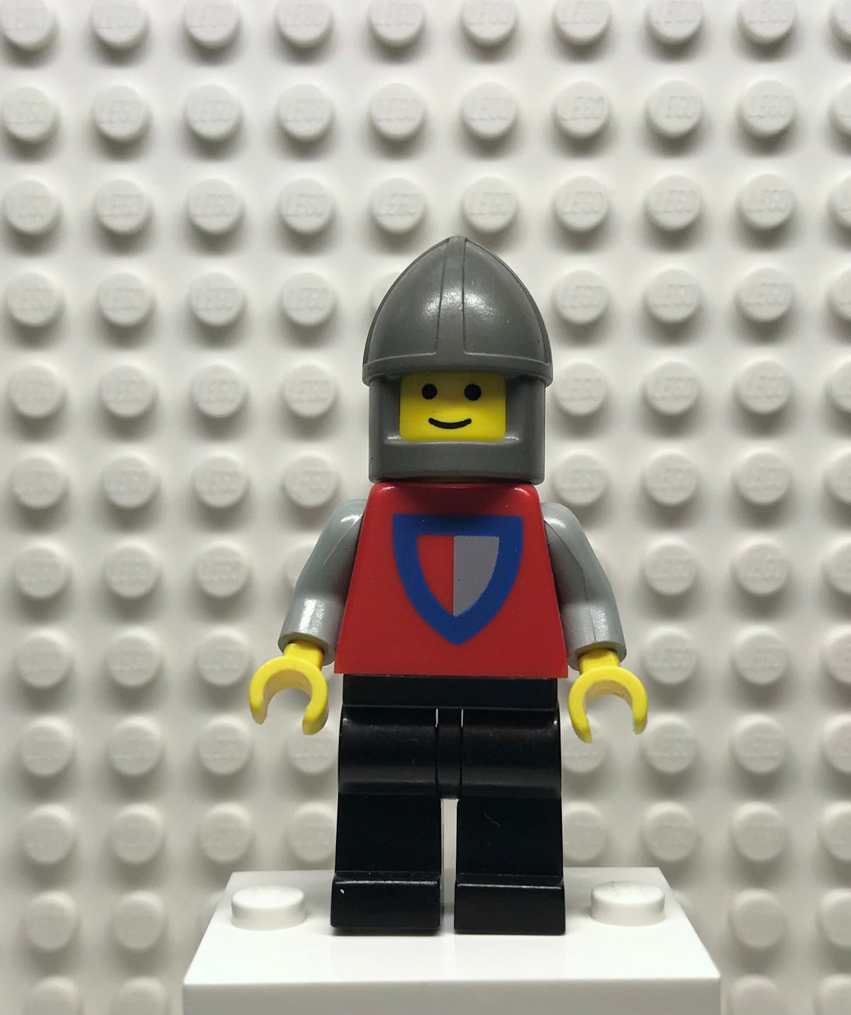 Classic Knight, Shield Red/Gray, Black Legs, Dark Gray Chin-Guard, cas002