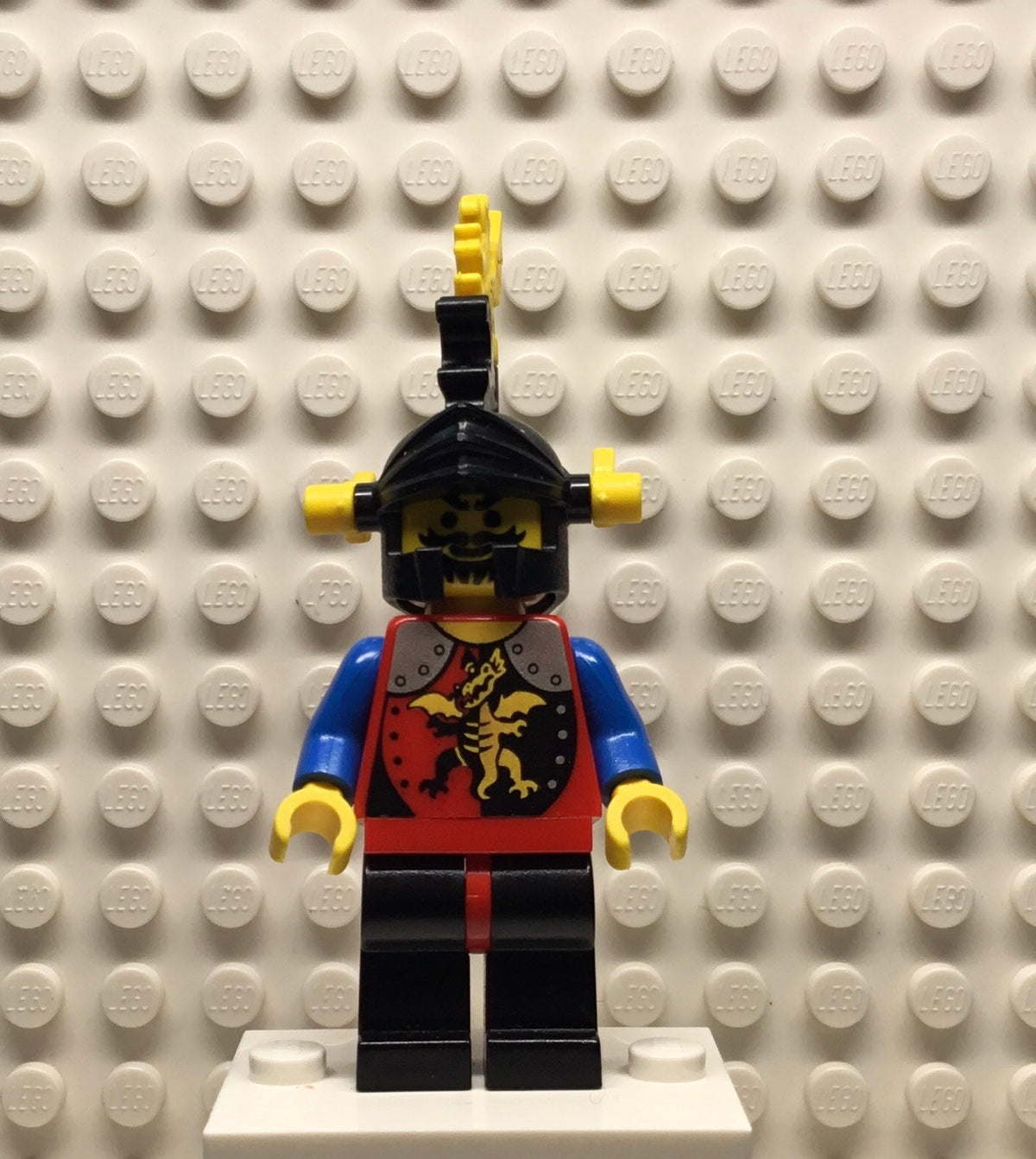 Dragon Knights, Knight 2, Black Legs with Red Hips, Black Dragon Helmet, Yellow Plumes, cas018