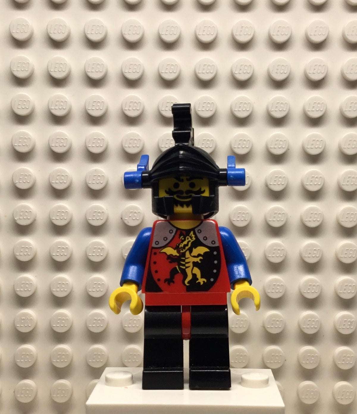 Dragon Knights, Knight 2, Black Legs with Red Hips, Black Dragon Helmet, Blue Plumes, cas015