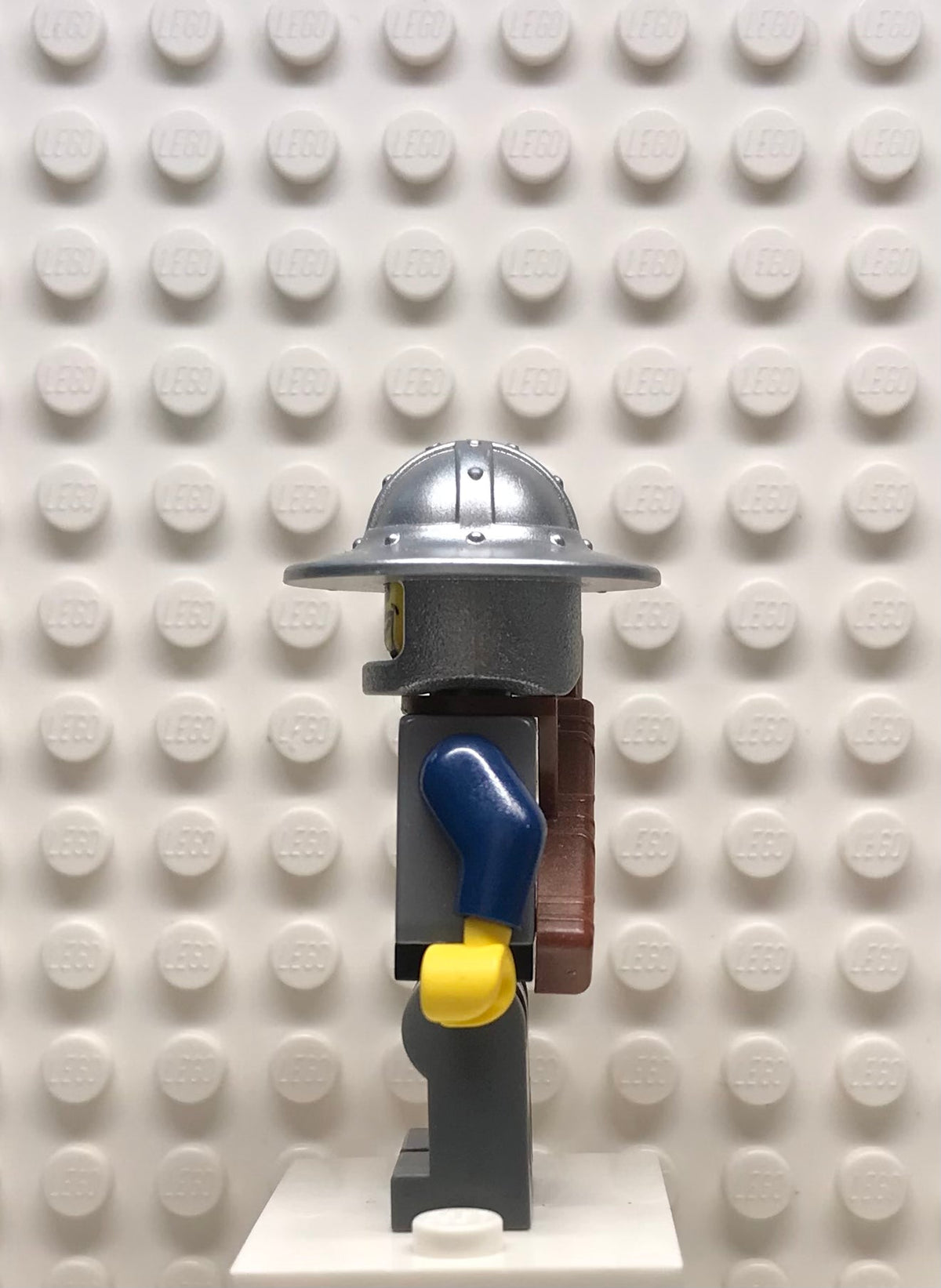Fantasy Era, Crown Knight Scale Mail with Chest Strap, Helmet with Broad Brim, Curly Eyebrows and Goatee, Quiver, cas345