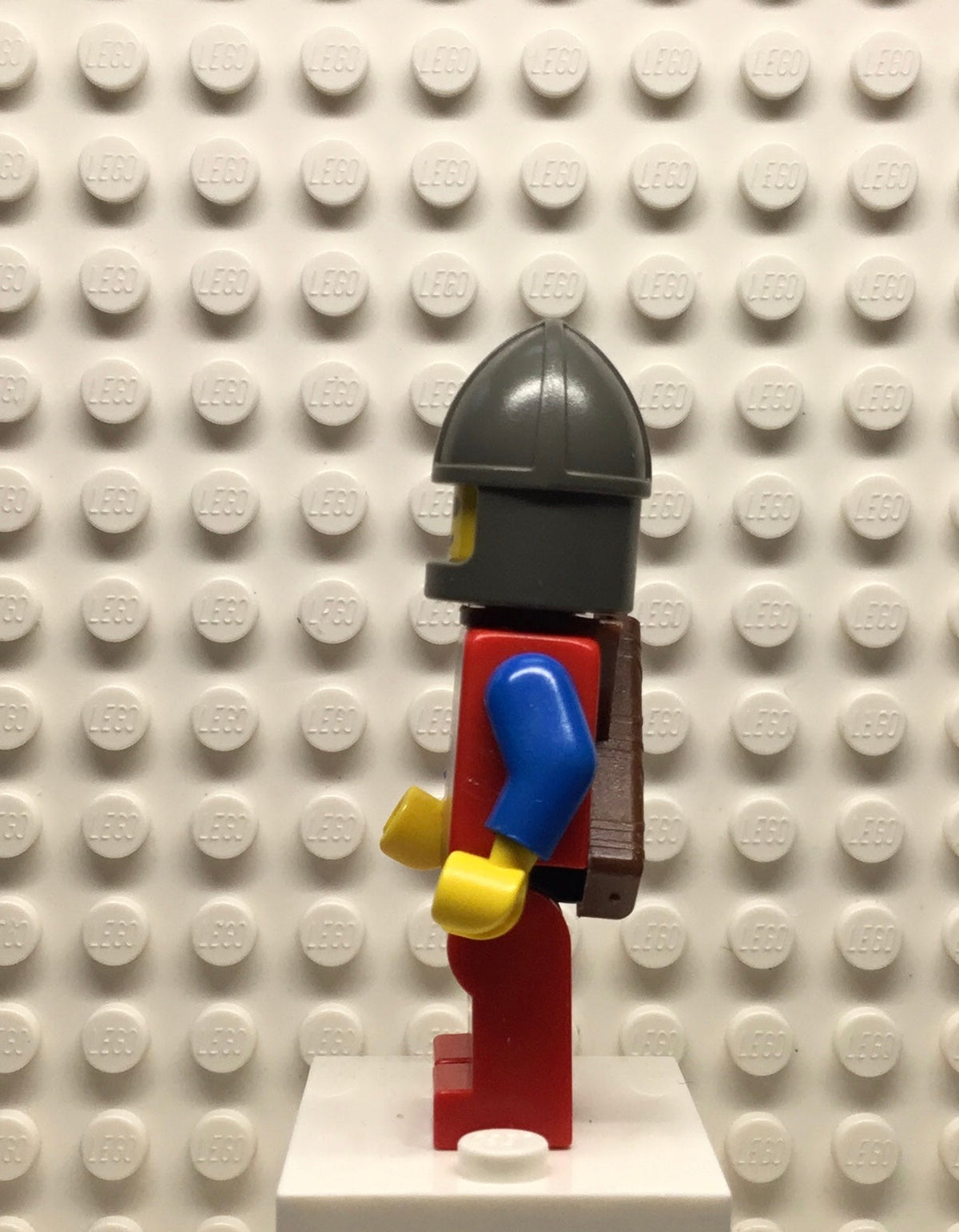 Crusader-Axe, Red Legs with Black Hips, Dark Gray Chin-Guard, Quiver, cas238