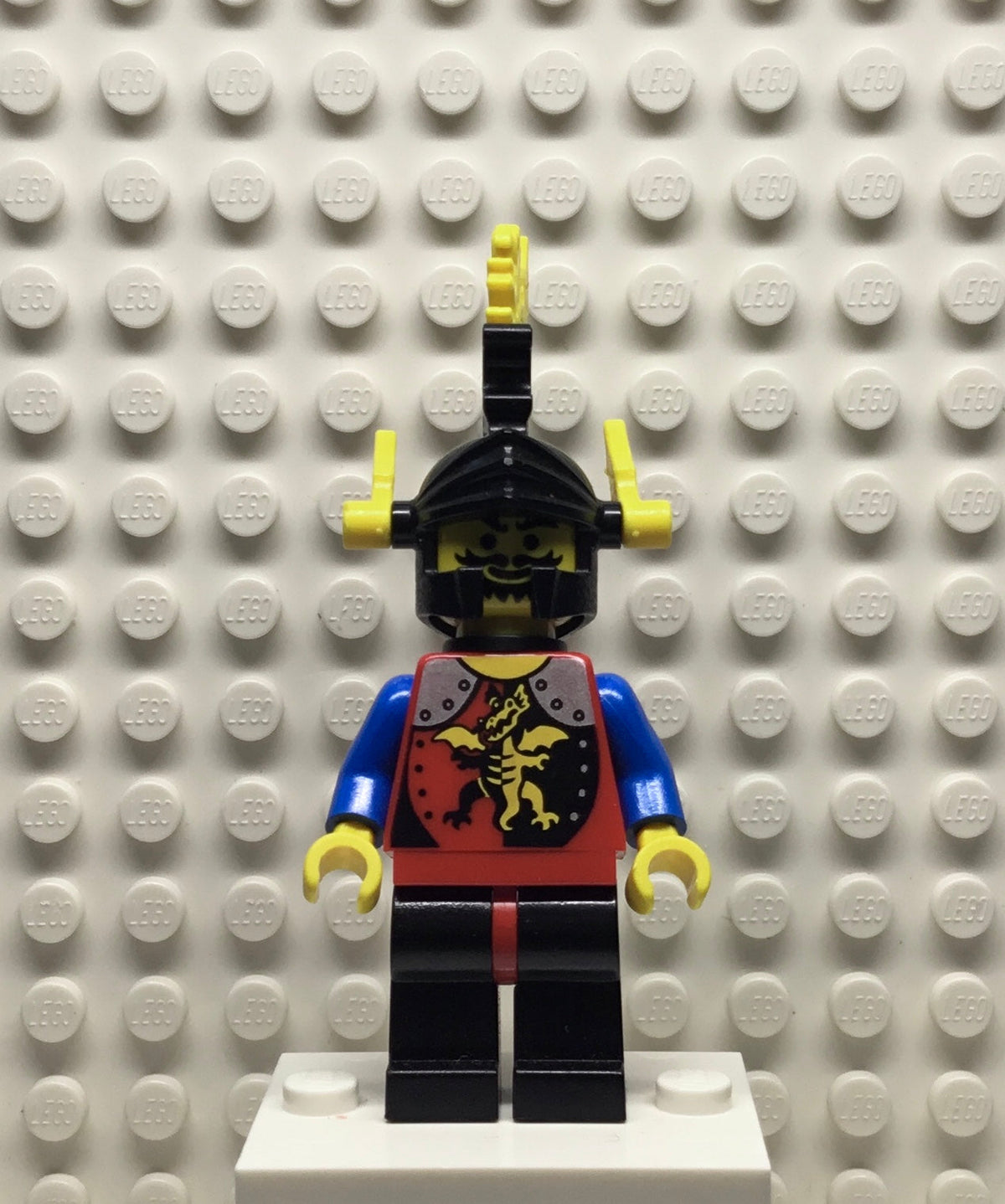 Dragon Knights, Knight 2, Black Legs with Red Hips, Black Dragon Helmet, Yellow Plumes, Black Plastic Cape, cas018a