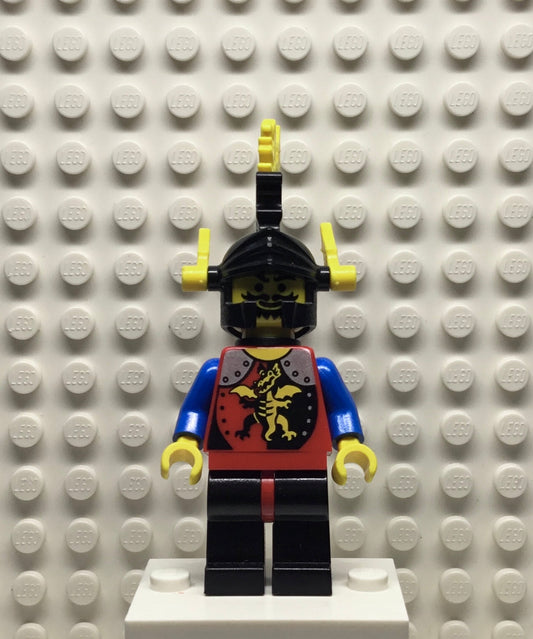 Dragon Knights, Knight 2, Black Legs with Red Hips, Black Dragon Helmet, Yellow Plumes, Black Plastic Cape, cas018a
