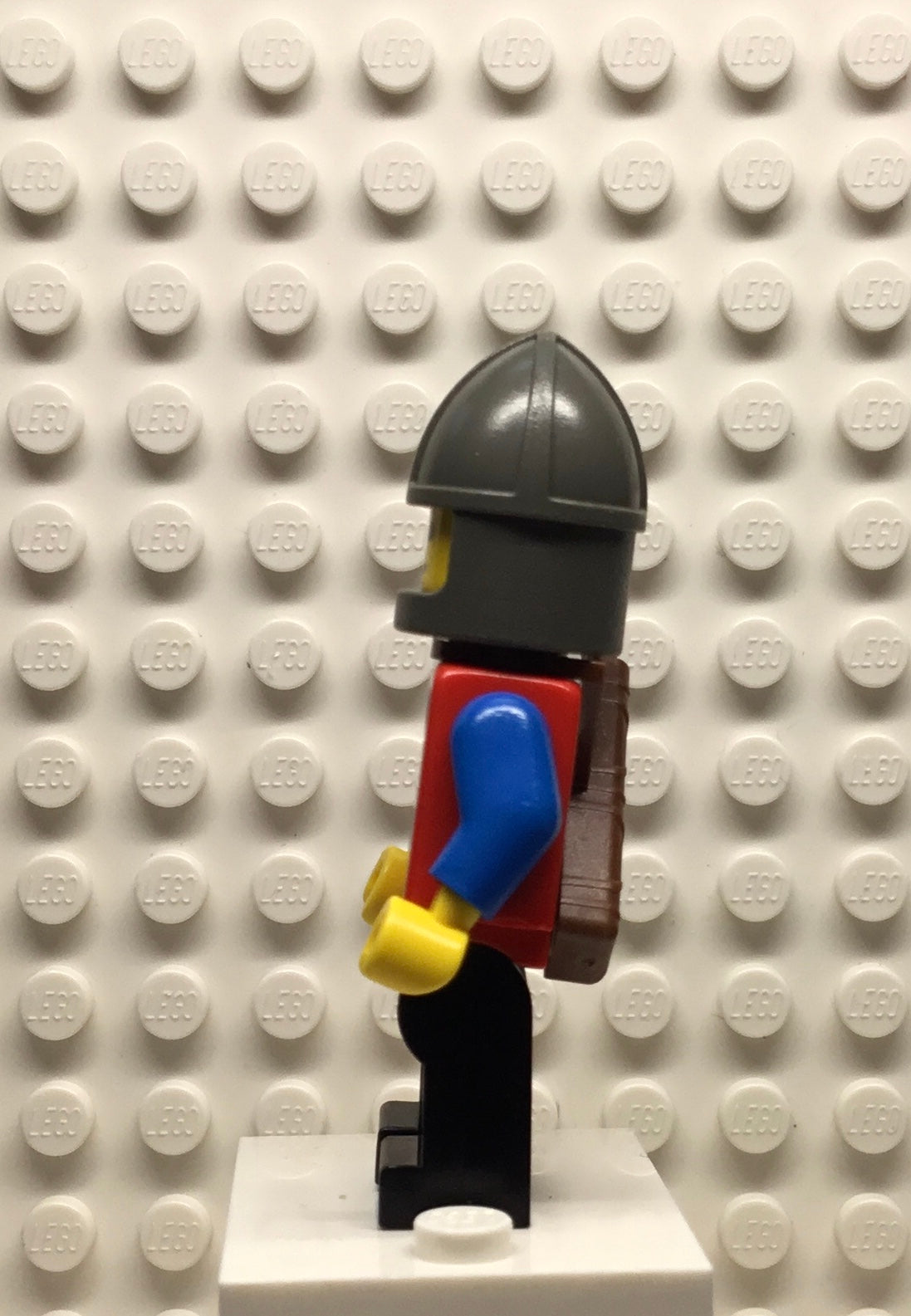 Crusader-Axe, Black Legs with Red Hips, Dark Gray Chin-Guard, Quiver, cas237a