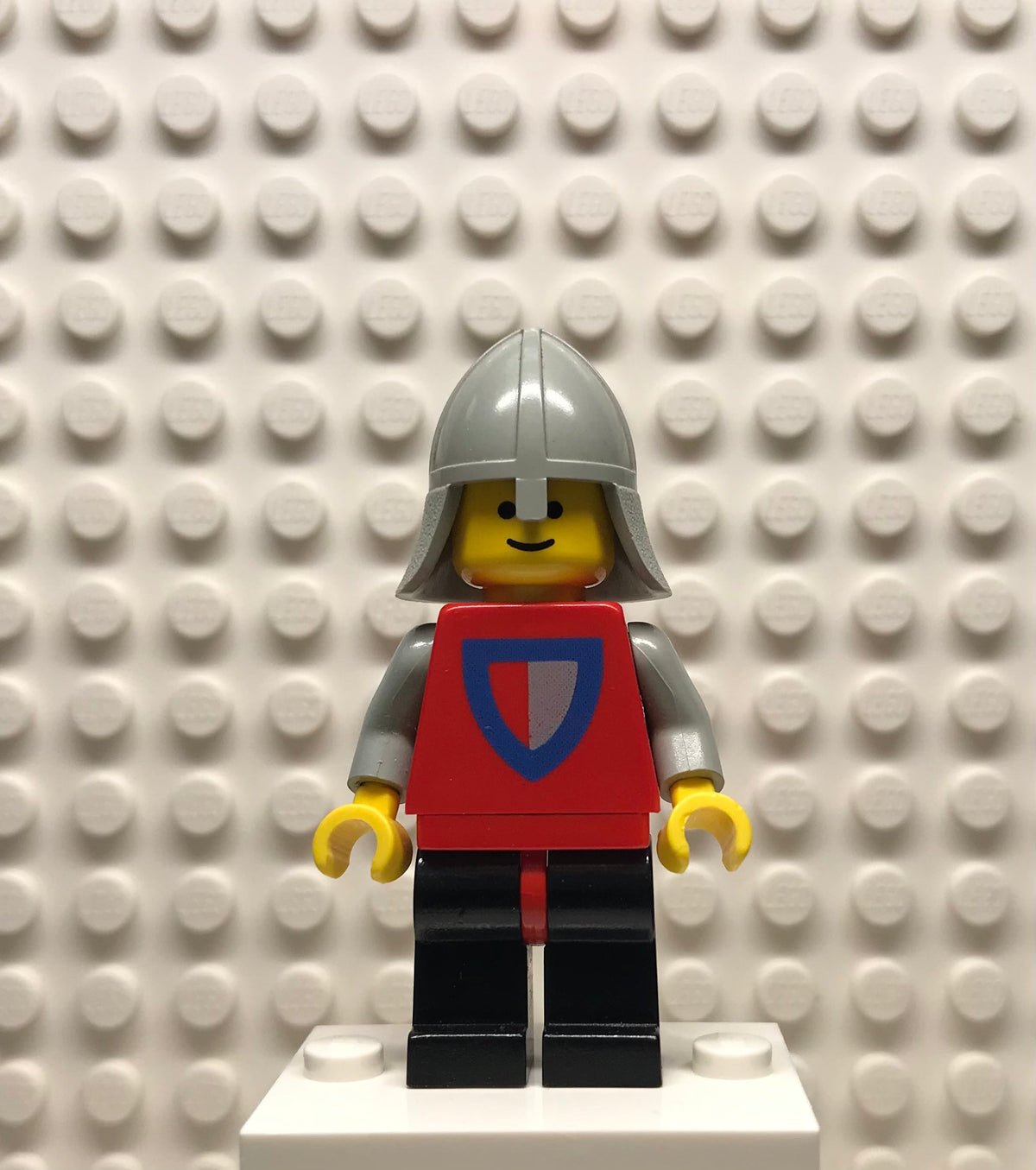 Classic Knight, Shield Red/Gray, Black Legs with Red Hips, Light Gray Neck-Protector, cas074
