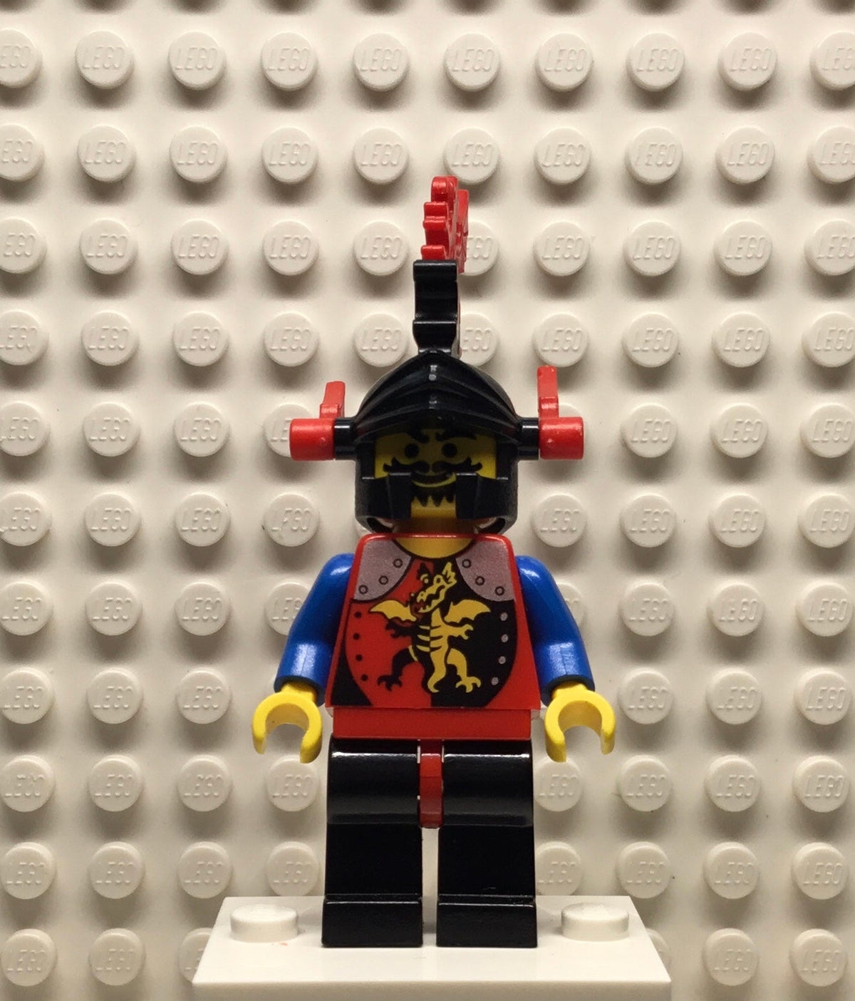 Dragon Knights, Knight 2, Black Legs with Red Hips, Black Dragon Helmet, Red Plumes, cas017a