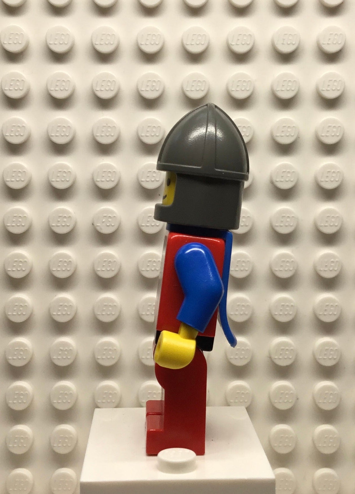 Crusader-Lion, Red Legs with Black Hips, Dark Gray Chin-Guard, Blue Plastic Cape, cas289